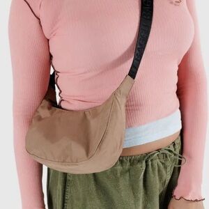 🌟NWT BAGGU cocoa small crescent bag